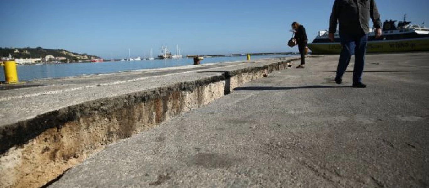 Σημαντικές ζημιές στο λιμάνι της Ζακύνθου από τον σεισμό (φωτό, βίντεο)